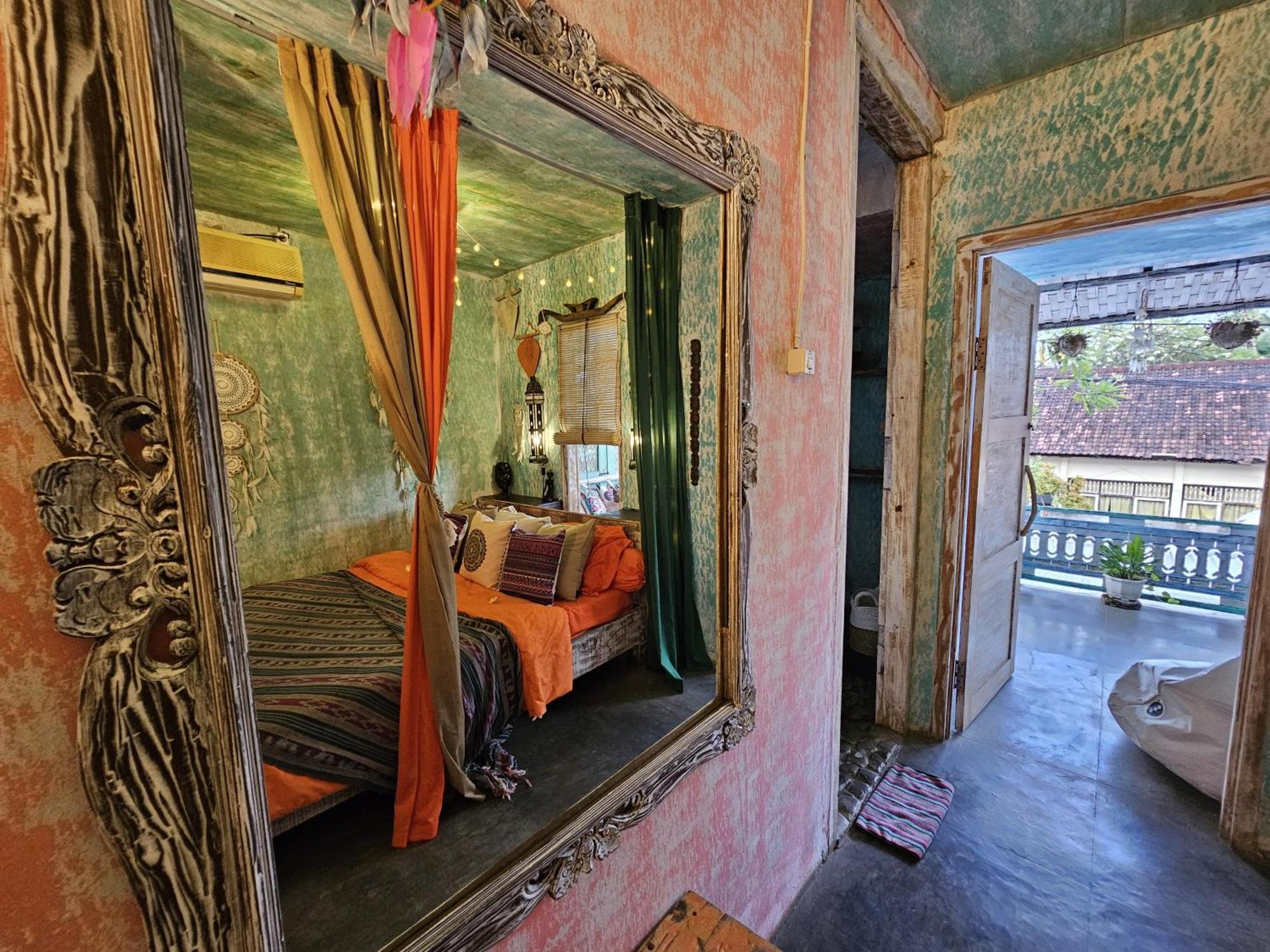 Loca Asrama Lovina (Bali)
